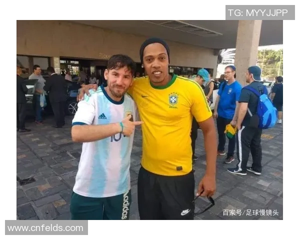 乔丹与足球明星亲密合影展现体育巨星之间的友谊与魅力